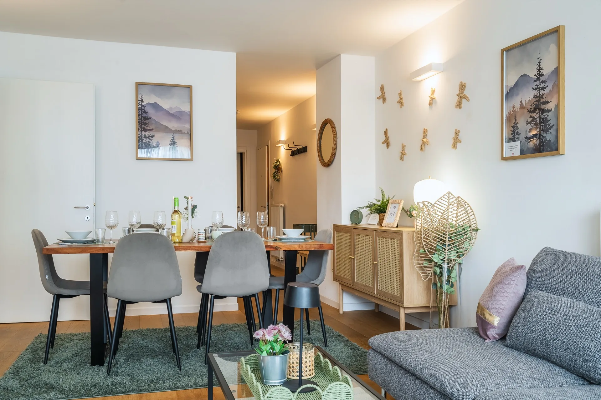 Eleganter Essbereich mit gedecktem Tisch, sechs Stühlen, Sideboard, Stimmungslampe und alpinen Wanddekorationen im Alpstay Chalet Kärnten – Ferienwohnung Fotografie Kärnten