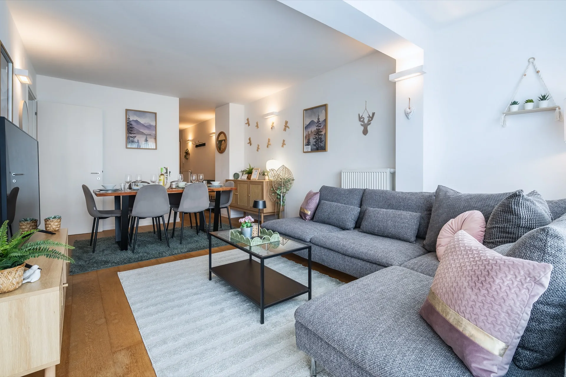 Modernes Wohnzimmer mit großem Ecksofa im Alpstay Chalet Bad Kleinkirchheim – helle alpine Ferienwohnung Kärnten Fotografie