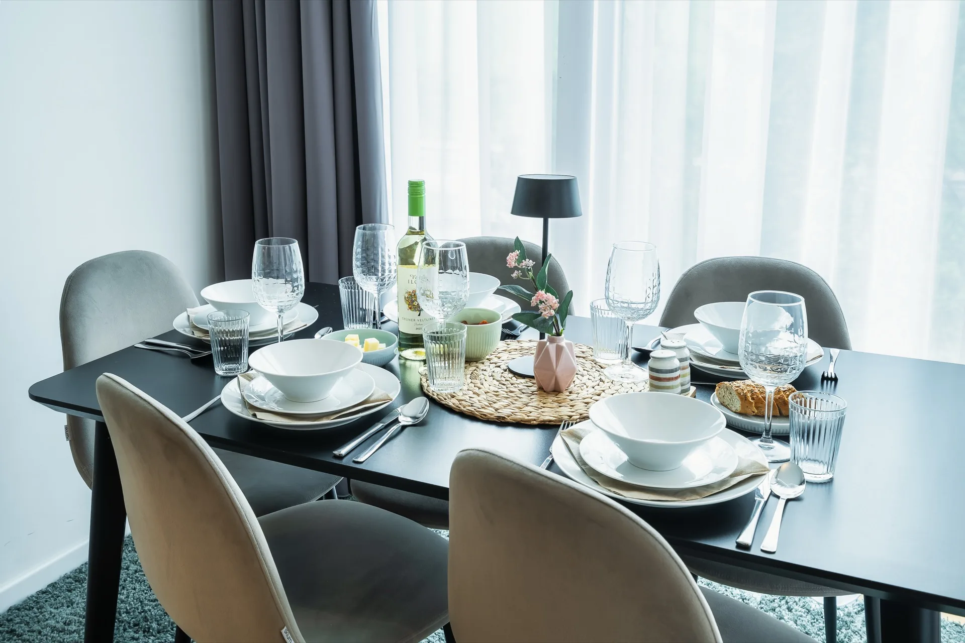 Offene Küche mit angeschlossenem Essbereich im Alpstay Chalet Nr.2 Bad Kleinkirchheim – modernes Design und alpines Ambiente, Ferienwohnung Fotografie Kärnten