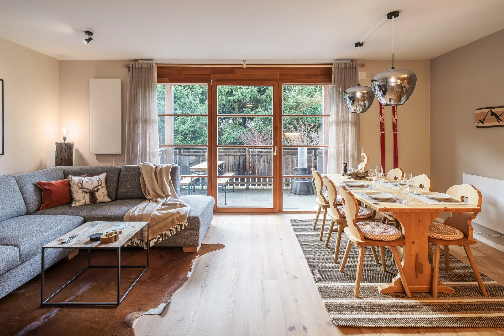 Rustikales Wohn-Esszimmer mit massivem Holztisch, Terrassenblick und alpinem Ambiente in der Fewo Holländer Kärnten – professionelle Ferienwohnung Fotografie