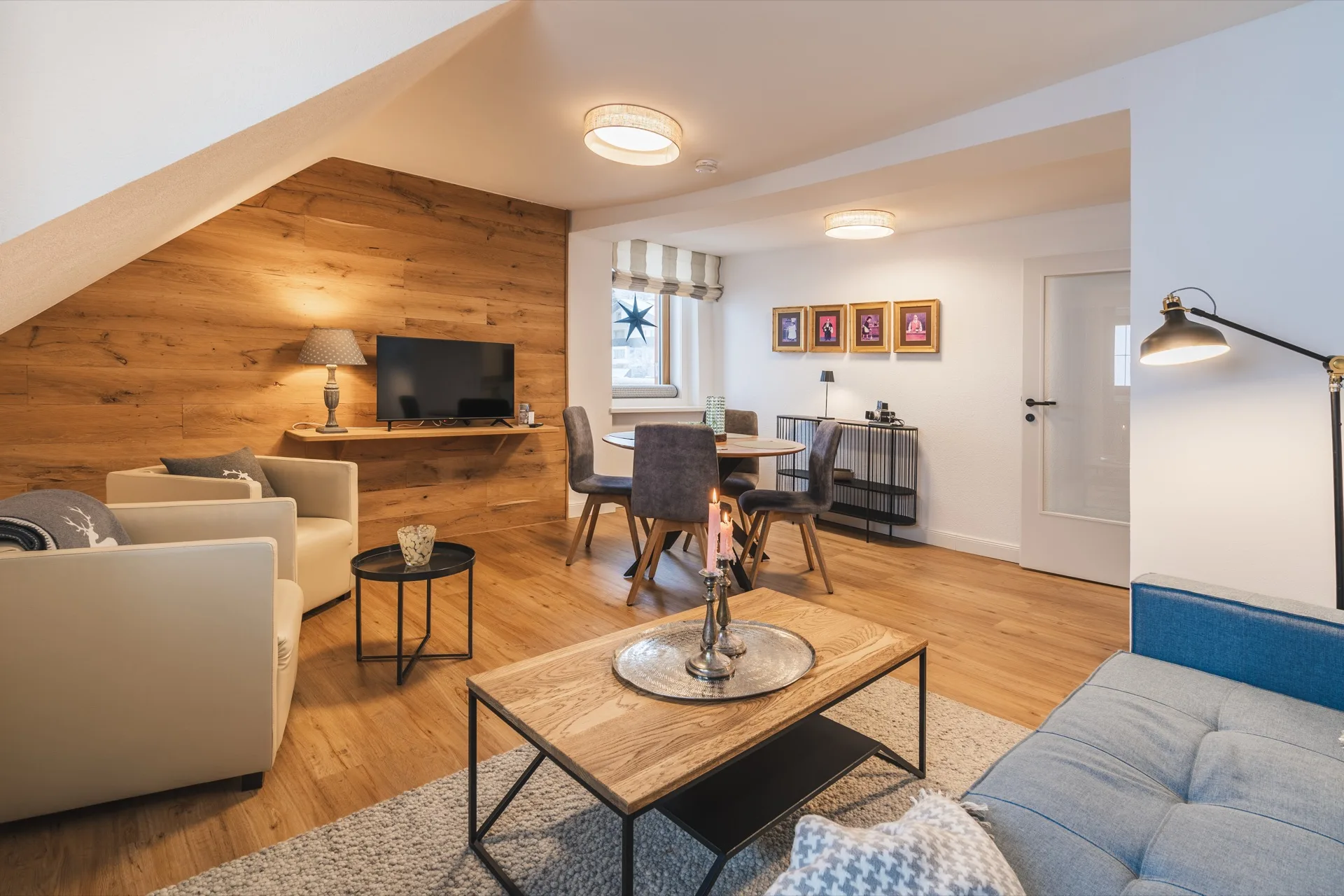 Großzügiges Wohnzimmer mit markanter Holzakzentwand, offenem Wohn-Essbereich und alpinem Flair im Appartement Nr.16 Landhaus Prägant Bad Kleinkirchheim – 300m zu Ski & Römerbad Therme, Ferienwohnung Fotografie Kärnten