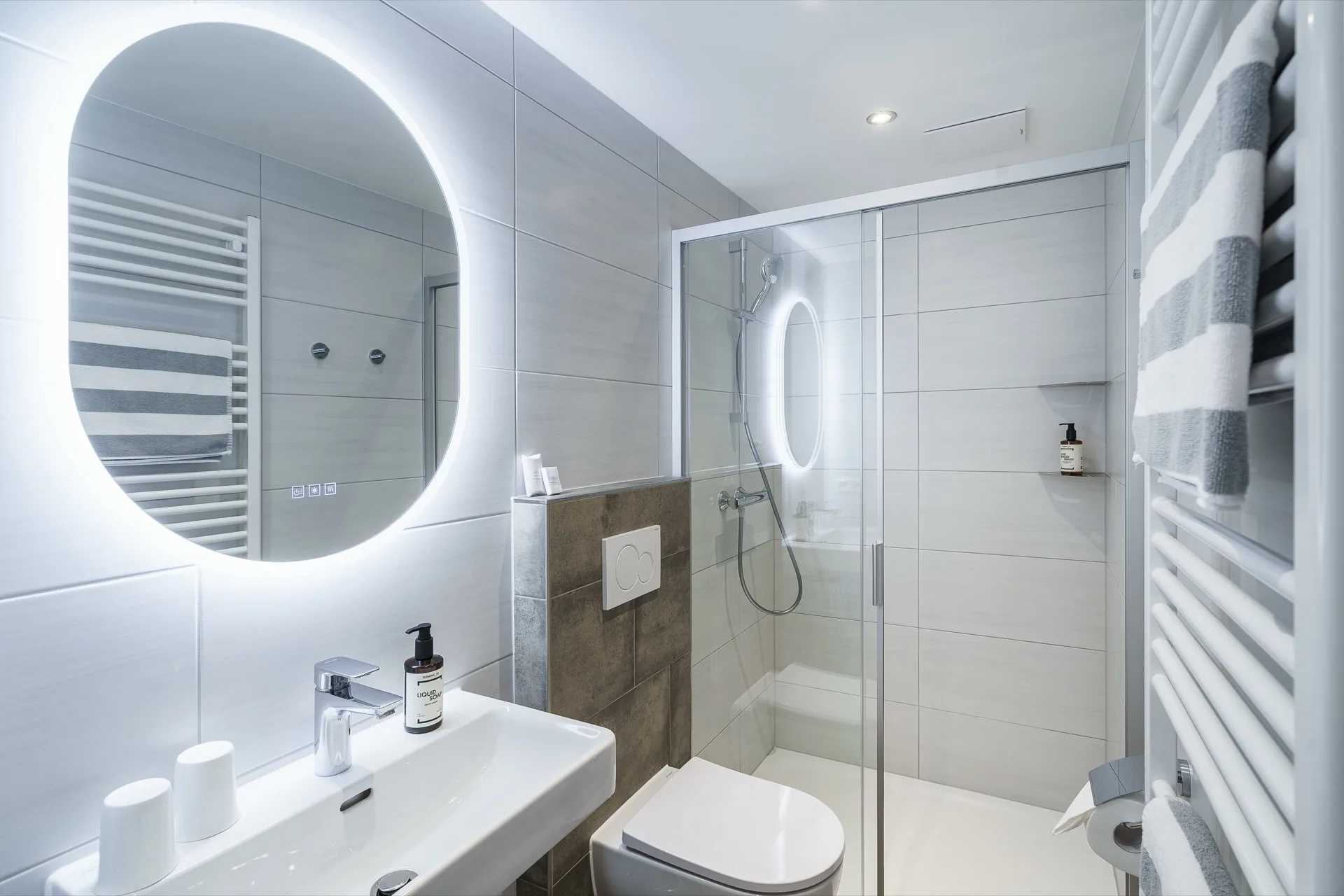 Landhaus Prägant Nr.18 — Badezimmer LED-Spiegel – Appartement Nr.18 Landhaus Prägant Bad Kleinkirchheim, professionelle Ferienwohnung Fotografie Kärnten