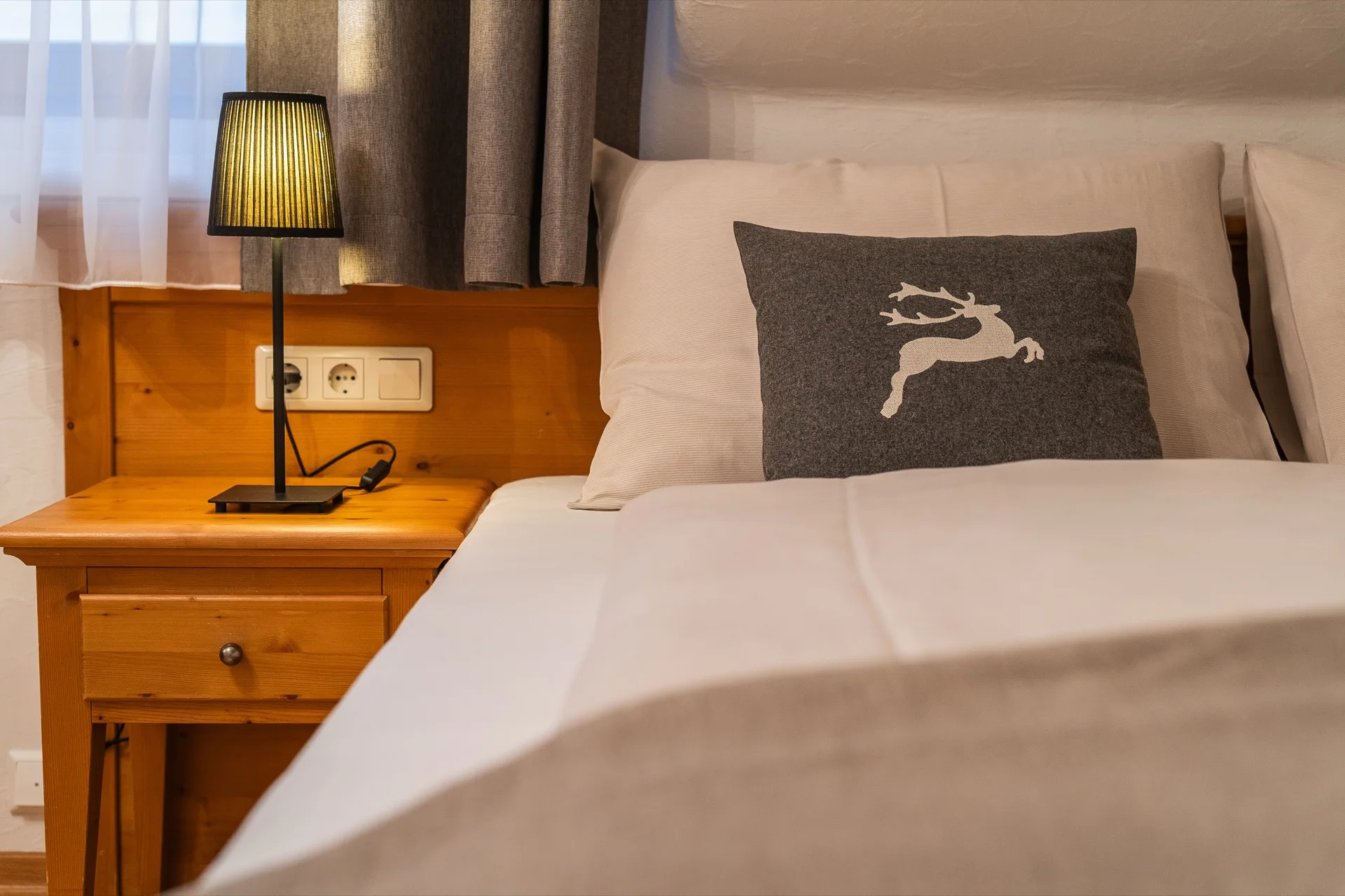 Landhaus Prägant Nr.18 — Schlafzimmer Detail – Appartement Nr.18 Landhaus Prägant Bad Kleinkirchheim, professionelle Ferienwohnung Fotografie Kärnten