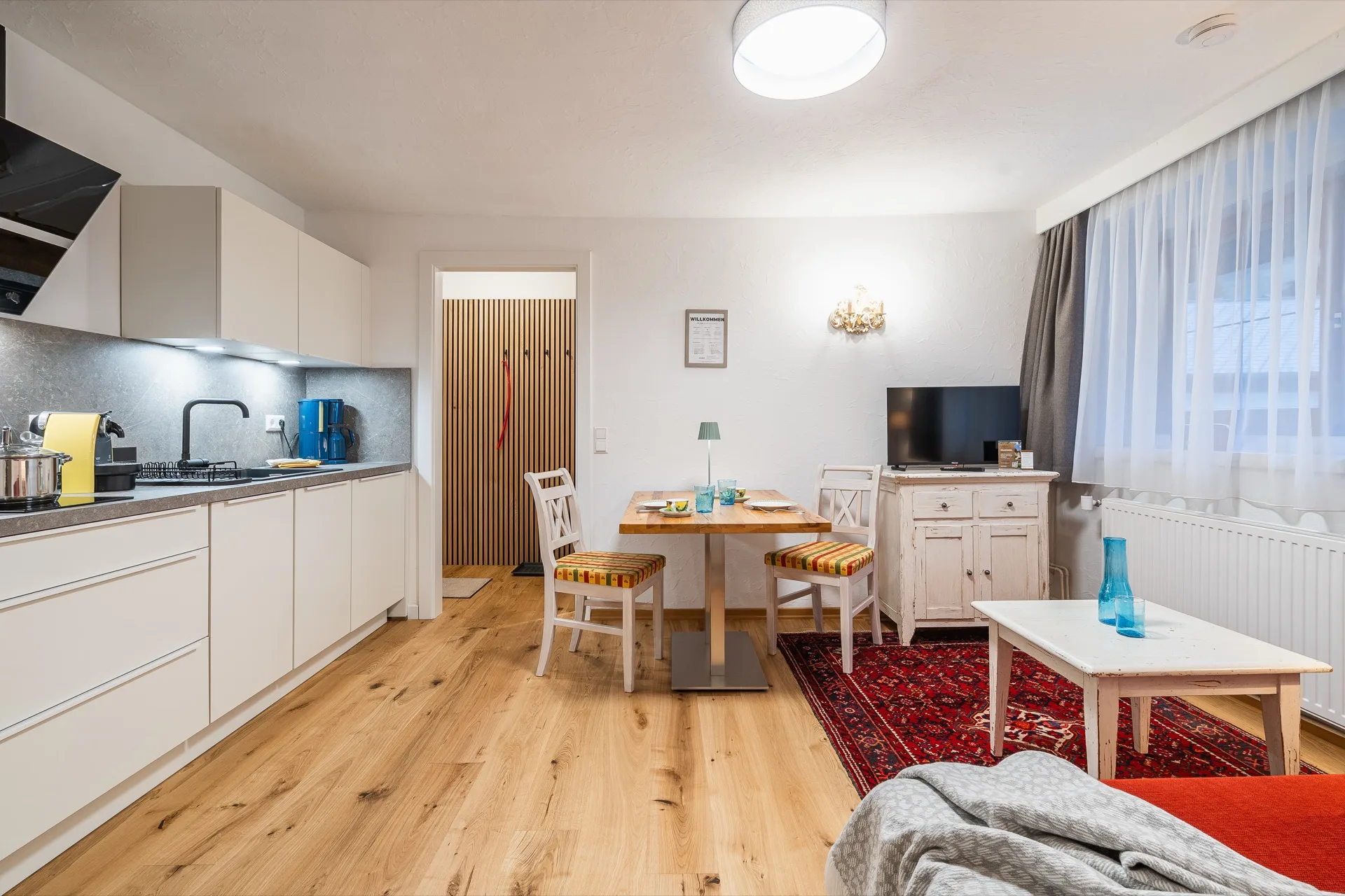 Landhaus Prägant Nr.18 — Wohnküche Gesamtansicht – Appartement Nr.18 Landhaus Prägant Bad Kleinkirchheim, professionelle Ferienwohnung Fotografie Kärnten